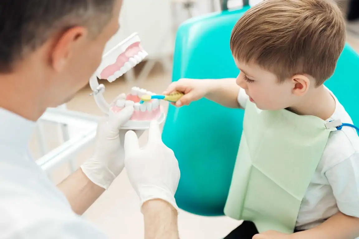 dentist-teaching-child-how-to-brush-teeth