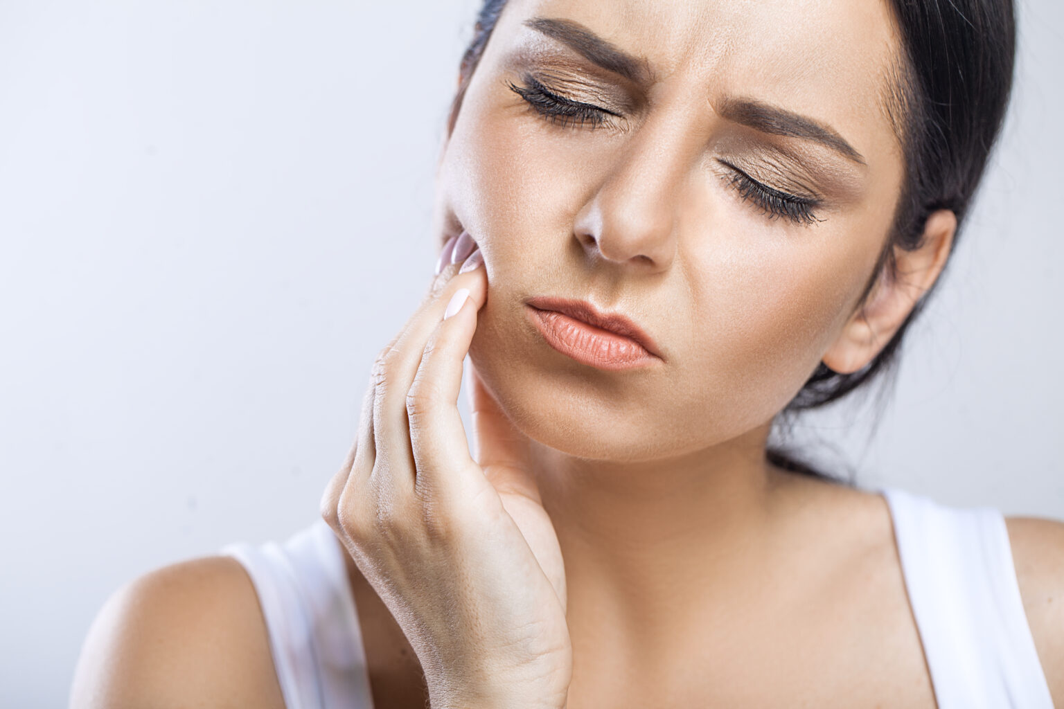 Understanding and Managing Tooth Sensitivity in Cold Weather Tooth pain cold weather